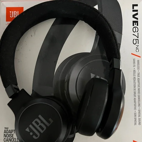JBL Live Black Over-Ear Headphones - Picture 5 of 7